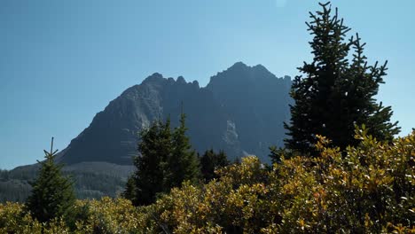 Atemberaubender-Blick-Auf-Die-Naturlandschaft-Des-Unglaublichen-Red-Castle-Peak-Auf-Einem-Rucksackwanderweg-Im-High-Uinta-National-Forest-Zwischen-Utah-Und-Wyoming-Mit-Einem-Angelsee-Darunter-Und-Pinien-Umgeben