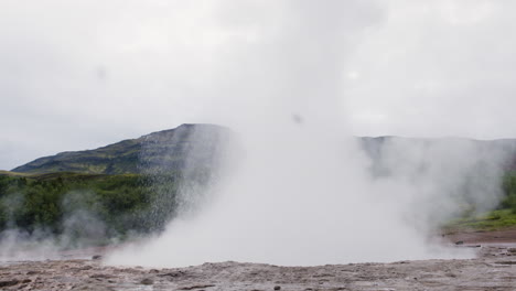 Geysir-geyser-ejecting-water-and-steam,-Golden-Circle-Iceland
