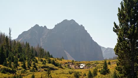 Atemberaubende-Naturlandschaftsansicht-Des-Unglaublichen-Roten-Burggipfels-Auf-Einem-Rucksackpfad-Im-Hohen-Uinta-Nationalwald-Zwischen-Utah-Und-Wyoming-Mit-Einem-Wasserfall-Und-Kiefern-Im-Vordergrund