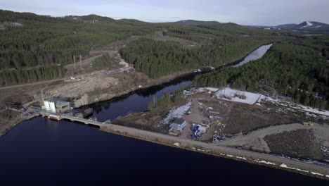 Bau-Eines-Fischpasses-Zur-Förderung-Und-Regulierung-Einer-Sicheren-Fischwanderung-Durch-Wasserkraftwerke