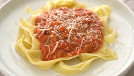 Schweinefleisch-Bolognese-Fettuccine-Nudeln-Mit-Parmesan-Käse---Italienische-Küche