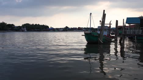 Ein-Verankerter-Hölzerner-Trawler-Entlang-Des-Flusses-Bang-Tabun-In-Thailand