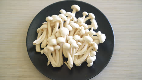 Frischer-Weißer-Buchenpilz-Oder-Weißer-Reishi-Pilz-Auf-Teller