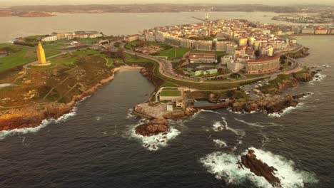 La-Coruña-Galicia-Región-Norte-De-España-Costa-Paisaje-Urbano-Con-Antiguo-Faro-Puerto-Y-Playa