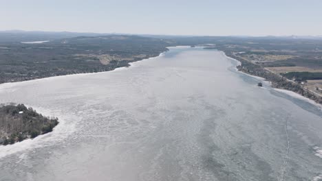 Vista-Aérea-De-La-Vasta-Agua-Congelada-Del-Lago-Magog-En-Quebec,-Canadá