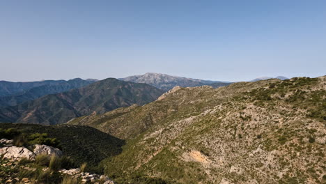 Toma-4k-De-Montañas-Rocosas-Y-Hermoso-Paisaje-Natural-En-Un-Día-Claro-En-La-Concha,-Marbella,-España