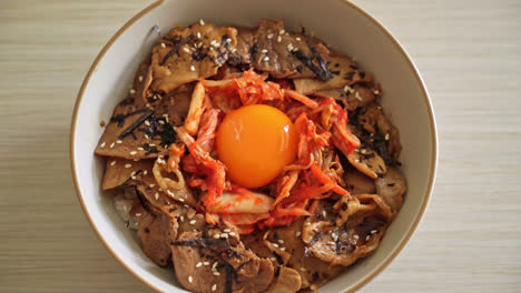 Schweinefleisch-Bulgogi-Reisschale-Mit-Kimchi-Und-Koreanischem-Eingelegtem-Ei---Koreanischer-Essensstil