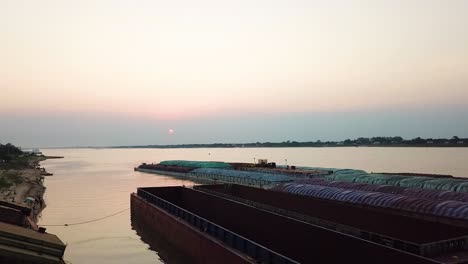 Sonnenuntergang-Am-Verlassenen-Hafen-Von-Paraguay.-Paraguayischer-Fluss