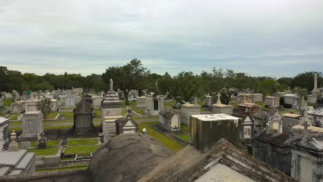 Vista-Aérea-Del-Antiguo-Cementerio-Metairie-En-Nueva-Orleans