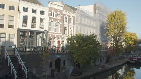 Pase-Por-Una-Hermosa-Casa-Antigua-Hasta-Un-Impresionante-Canal-En-El-Centro-De-La-Ciudad-De-Utrecht-En-Los-Países-Bajos
