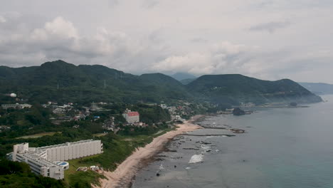 Luftaufnahme-Des-Strandhotels-Shimoda-Prince-Auf-Der-Izu-Halbinsel-Mit-Blick-Auf-Den-Unberührten-Strand-Von-Shirahama-In-Japan