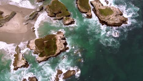 Luftbild-Von-Oben-Nach-Unten-Auf-Die-Natürliche-Meeresfelsformation-Praia-Das-Catedrais-Nordspanien