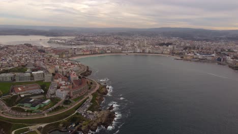 Aerial-Pano-Footage-Stadt-La-Coruna-Bei-Sonnenuntergang,-Nordspanien-Region-Galizien