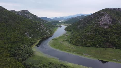 Boot-Segelt-über-Den-See-Skader-Und-Den-Fluss-Crnojevica-Am-Aussichtspunkt-Pavlova-Strana,-Montenegro---Antenne