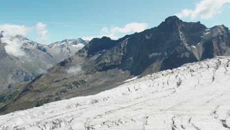 Drohnenflug-über-Eisgletscher-Mit-Spalten,-Gletscherschmelze-Im-Sommer-Durch-Erderwärmung,-Luftüberflug-über-Den-Allalingletscher-Schweiz