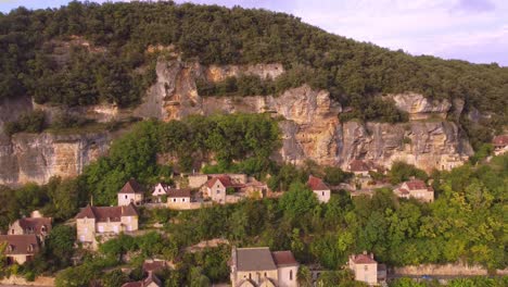 Aerial-view-of-Beynac-te-cazenac-medieval-village-located-in-the-Dordogne-department-in-southwestern-France