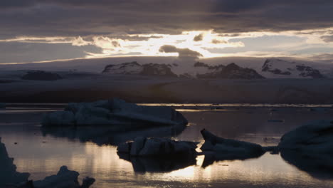 Timelapse-Del-Paisaje-De-Los-Glaciares-En-La-Laguna-De-Jokulsarlon-Durante-La-Puesta-De-Sol,-Islandia