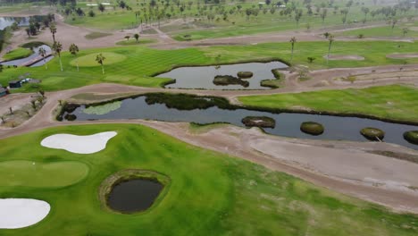 Drohnenvideo-Eines-Golfplatzes-An-Einem-Nebligen-Und-Bewölkten-Tag