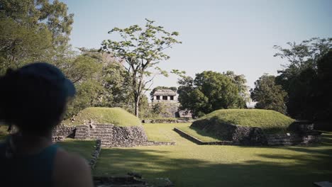 Ein-Weiblicher-Tourist,-Der-Die-Maya-ruinen-Am-Cancun-riviera-Maya-Golf-Course,-Mexiko,-Betrachtet