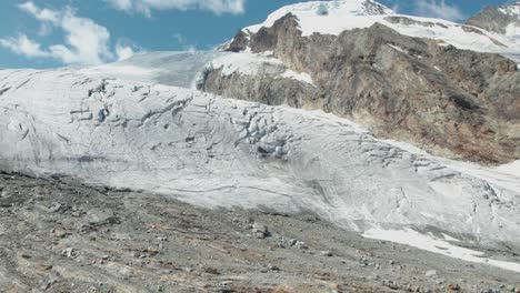 Borde-Final-Del-Glaciar-De-Hielo-En-Suiza-Cada-Vez-Más-Pequeño-Debido-Al-Calentamiento-Global,-Vista-Aérea-Del-Glaciar-En-Lo-Alto-De-Las-Montañas