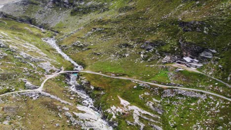 Kleiner-Gebirgsfluss-Zwischen-Massiven-Bergfelsen-In-Der-Schweiz-Saas-Fee