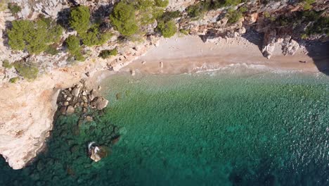 Hidden-Sandy-Pasjaca-Beach-at-Dalmatia,-Croatia---Aerial-Top-Down-Ascending