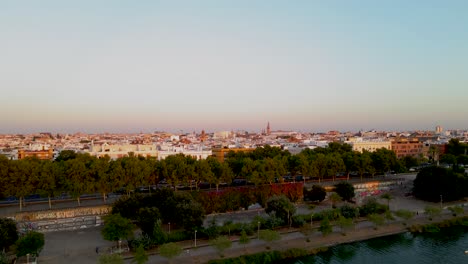 Aufsteigender-Schuss-Vom-Fluss-Guadalquivir-Zur-Skyline-Von-Sevilla