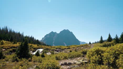 Atemberaubende-Naturlandschaftsansicht-Des-Unglaublichen-Roten-Burggipfels-Auf-Einem-Rucksackpfad-Im-Hohen-Uinta-Nationalwald-Zwischen-Utah-Und-Wyoming-Mit-Einem-Wasserfall-Und-Kiefern-Im-Vordergrund