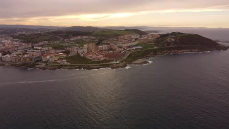 Imágenes-Panorámicas-Aéreas-Del-Paisaje-Urbano-De-La-Coruña-Durante-La-Puesta-De-Sol-Nublada