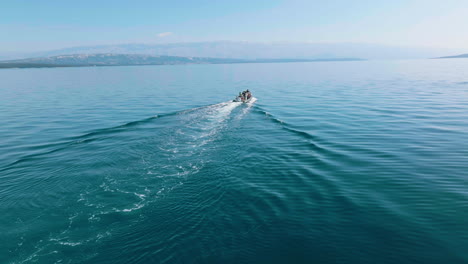 Tourboot-Segeln-In-Der-Nähe-Der-Insel-Lošinj,-In-Kroatien,-Um-Delfine-Zu-Beobachten