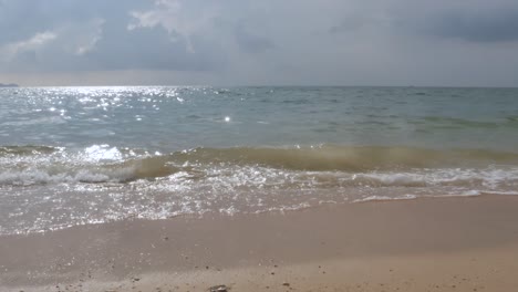Der-Strand-Mit-Weißem-Sand-Und-Wellen-Vom-Ruhigen-Meer-Bei-Sonnenschein-Tagsüber
