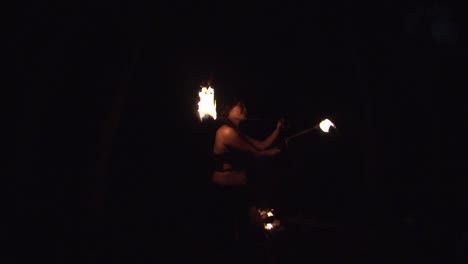 Asiatische-Frau,-Die-Während-Der-Nacht-Poi-Feuerbälle-In-Kreisförmiger-Bewegung-Dreht,-Gefilmt-Als-Superzeitlupen-Mediumaufnahme