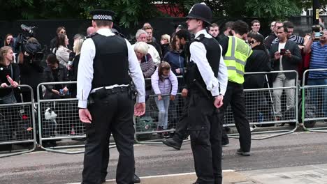 La-Policía-Se-Reúne-Para-Garantizar-Que-Todos-Estén-Seguros-Durante-El-Funeral-De-Queens,-Londres,-Reino-Unido
