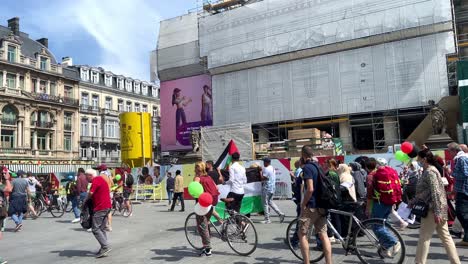 Demonstranten,-Die-Auf-Der-Straße-Spazieren-Und-Fahnen-Schwenkten---Freie-Palästinensische-Bewegung-In-Brüssel,-Belgien