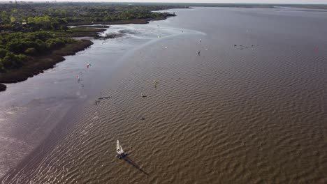 Verschiedene-Wassersportarten-Am-Ufer-Des-Flusses-Rio-De-La-Plata-In-Buenos-Aires