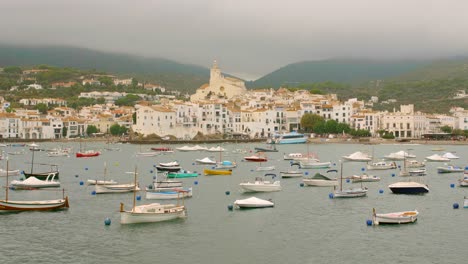 Boats-On-The-Seaport-And-The-Santa-Maria-De-Cadaques-Church-In-The-Old-Town-Of-Cadaques,-Girona,-Spain