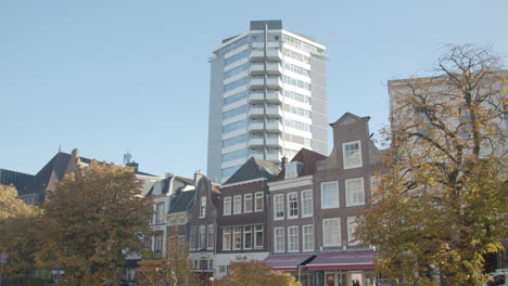 Inclinándose-Desde-Viejos-Edificios-Monumentales-Hasta-Un-Moderno-Edificio-De-Apartamentos-En-La-Ciudad-De-Utrecht,-Países-Bajos