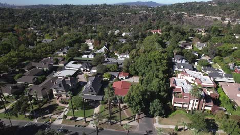 Aerial-View-flying-Over-American-Residential-Neighborhood-Homes-in-Lush-Green-Suburbs-of-Pasadena,-California