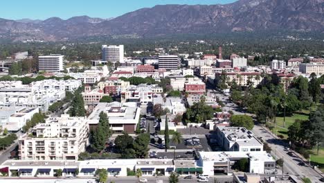 Drone-Shot-of-Pasadena-Neighborhood-District-Apartment-Buildings-next-to-Central-Park-with-Mountains-in-Background,-panning