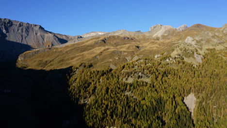 Paisaje-Montañoso-Alrededor-Del-Valle-De-La-Tieche-Con-Un-Bosque-Exuberante-Durante-El-Otoño-En-Valais,-Suiza