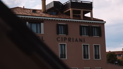 Exterior-Facade-Of-Famous-Hotel-Cipriani-Seen-From-Cruising-Boat-In-Venice,-Italy