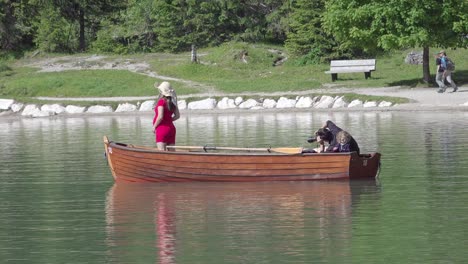 Ein-Fotoshooting-Einer-Schwangeren-Frau-Mit-Einem-Ruderboot-Auf-Dem-Pragser-Wildsee,-Südtirol,-Italien