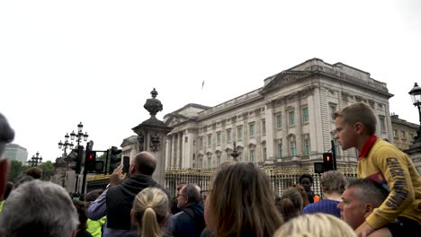 Crowds-outside-Buckingham-palace-after-death-of-queen-Elizabeth-II