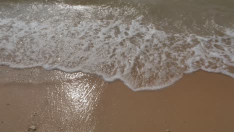 Der-Strand-Mit-Weißem-Sand-Und-Wellen-Vom-Ruhigen-Meer-Bei-Sonnenschein-Tagsüber