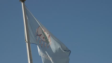 Die-Staatsflagge-Von-Oklahoma-Weht-Langsam-Im-Wind-Gegen-Einen-Blauen-Himmel