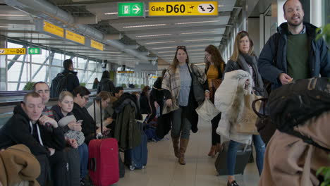 Amsterdamer-Flughafen-Leute,-Die-Durch-Die-Rote-Kamera-Des-Flughafens-4k-In-Zeitlupe-Gehen