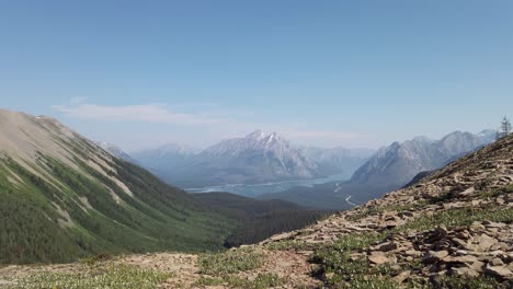 Lago-De-Montaña-En-La-Distancia-Revelado,-Montañas-Rocosas,-Kananaskis,-Alberta,-Canadá