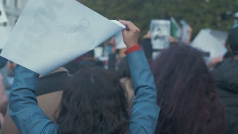 Mujer-Sosteniendo-El-Cartel-&#39;República-Islámica-Vs-Irán&#39;-En-Protesta-Contra-El-Régimen-Iraní-En-Dublín