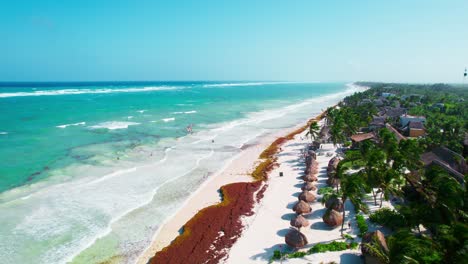 Drohnen-Luftaufnahmen,-Die-An-Sonnigen-Sommertagen-In-Mexiko-über-Den-Wunderschönen-Tropischen-Karibischen-Weißen-Sandstrand-Fliegen