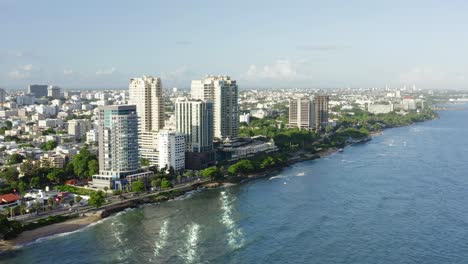 Rascacielos-Frente-Al-Mar-A-Lo-Largo-Del-Malecón-En-Santo-Domingo